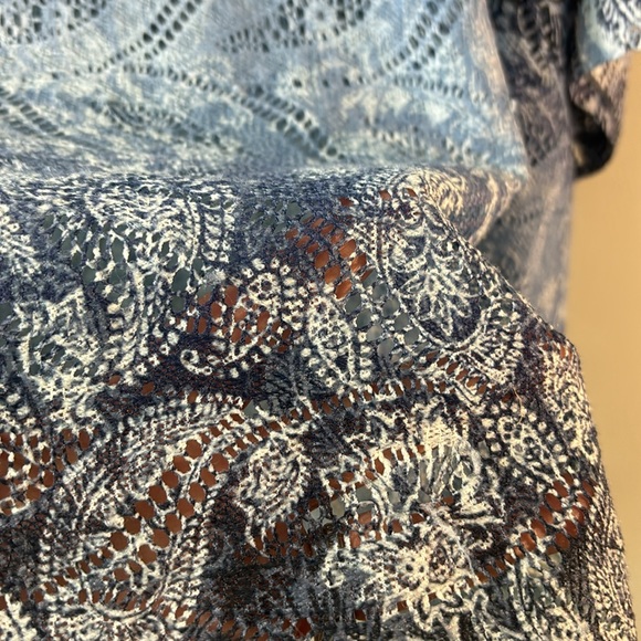 Chicos flutter short sleeve tee with paisley pattern (open knit) size 2 - Picture 5 of 6